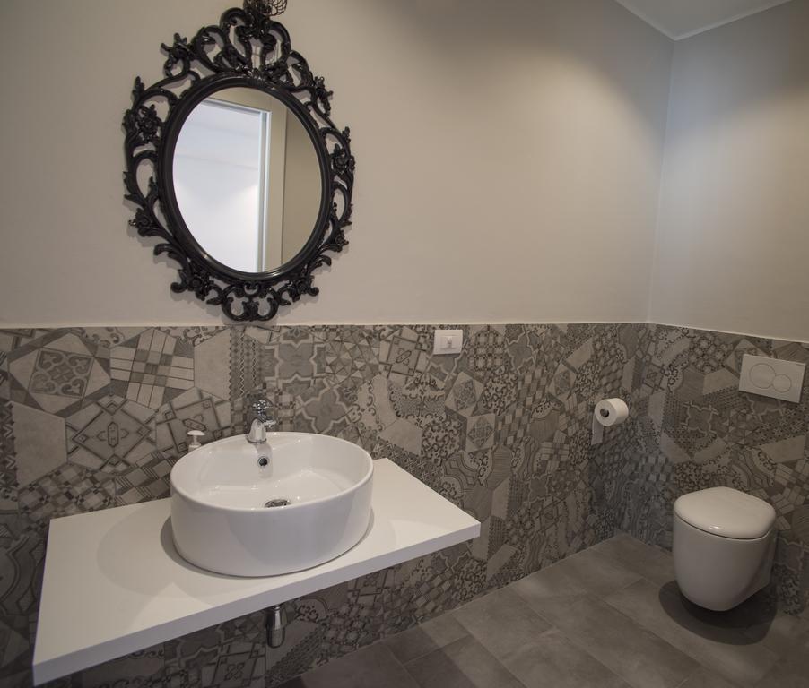 La Maison Extravagante Saronno Luaran gambar